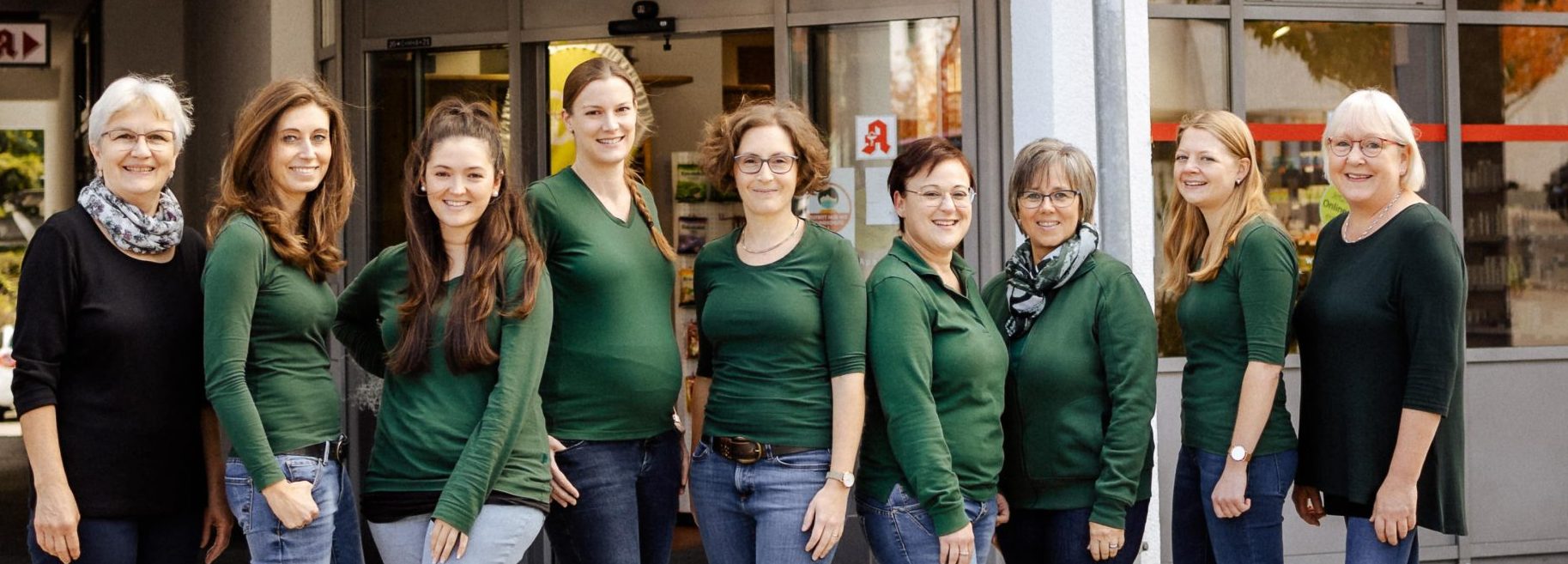 Das Team der Volkmarsberg Apotheke – vor der Apotheke stehend
