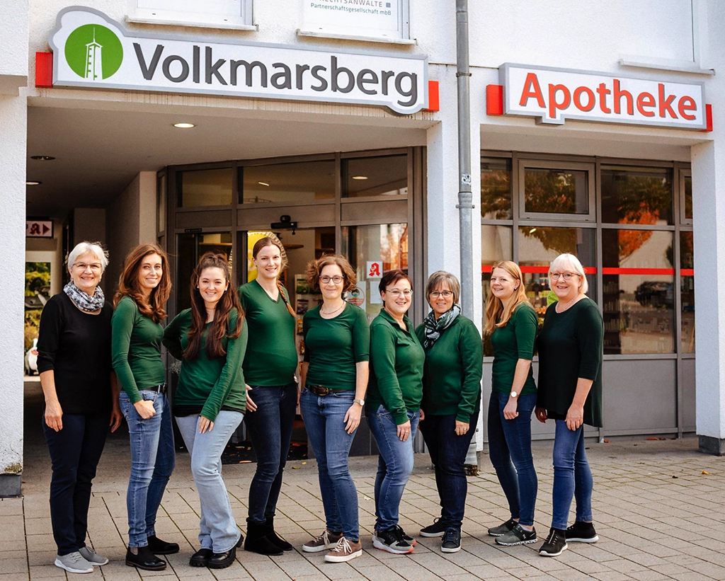 Das Team der Volkmarsberg Apotheke – vor der Apotheke stehend